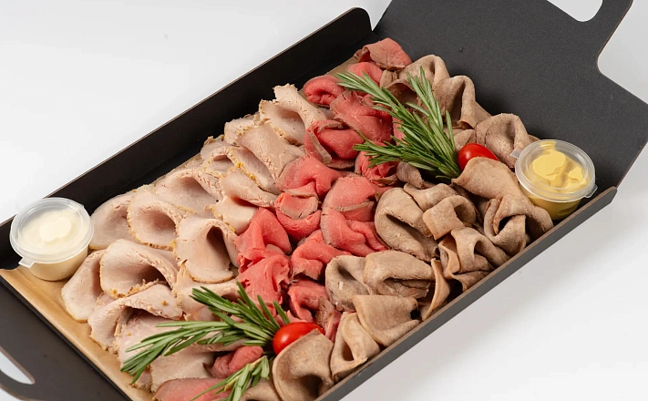 Мясное ассорти: пряный ростбиф, буженина по-домашнему, отварной говяжий язык, сервируется с душистой горчицей с доставкой на ваше мероприятие