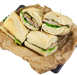 Мини-сэндвич с бужениной, корнишонами и листьями салата на французском багете