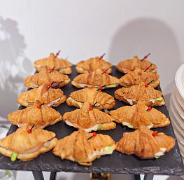 Мини-круассан с бужениной, корнишонами и салатом