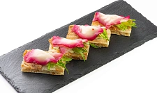 Римская брускетта с маринованным клыкачом