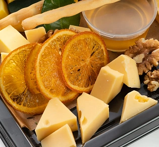 Сырное ассорти (ассорти из сыров: полутвердый, мраморный, тильзитер. С добавлением меда, ореха грецкого и соломка Гриссини)