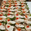 Брускетта с куриным филе под соусом "Цезарь" с хрустящим салатом