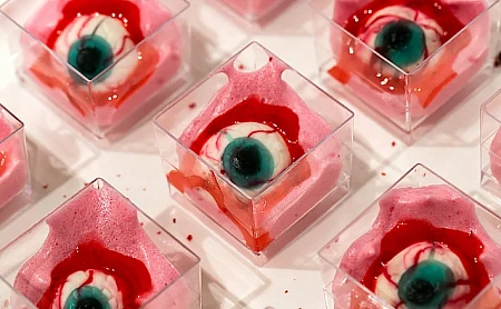 Десерт Десерт "Кровавый глаз" на клубничном облаке на Хэллоуин