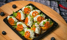 Брускетты со снежным крабом и соусом крем-чиз с доставкой в офис и на дом (превью)