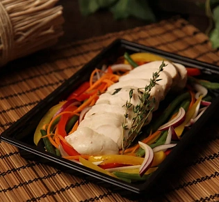 Филе цыпленка приготовленное на пару с соломкой из овощей