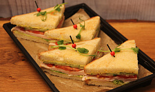 Мини-сэндвич с куриной грудкой на тостовом хлебе с соусом "Карри" с доставкой на ваше мероприятие (превью)