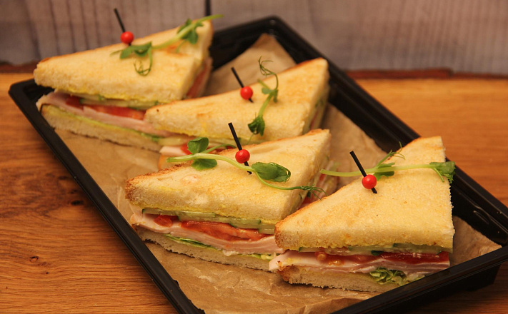 Мини-сэндвич с куриной грудкой на тостовом хлебе с соусом "Карри" с доставкой на ваше мероприятие