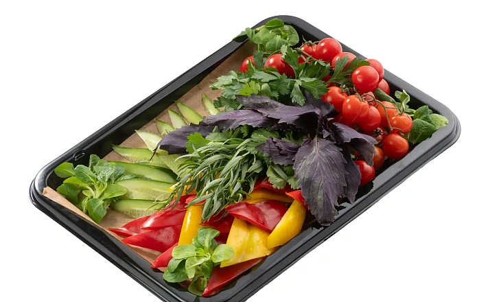 Холодные закуски : Овощное Плато (томаты черри на ветке, сладкий перец, огурец свежий, бакинская зелень(базилик красный, эстрагон, кинза, мята)