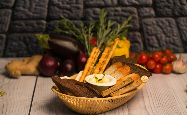 Пирожки : Хлебная корзинка с ароматным маслом (бородинский, баварский, французский багет, медовый со злаками, гриссини)