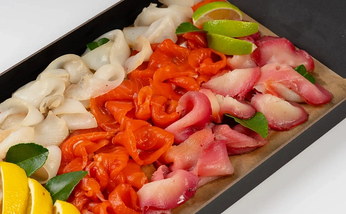 Рыбное ассорти (лосось с\с, черная треска с\с, филе клыкача маринованного в свекольном коньяке)  с доставкой на ваше мероприятие