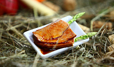 Слайс из маринованной телятины с пиками зеленой спаржи с доставкой на ваше мероприятие (превью)