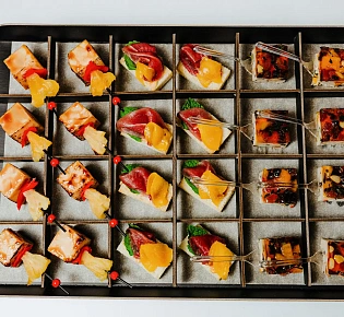 Фуршетный набор канапе и мини закусок "Птичка с кроликом"