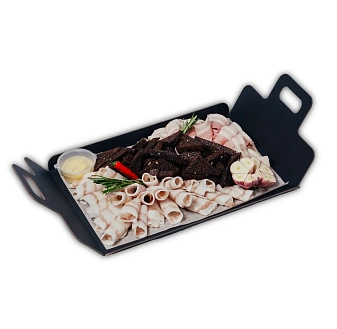 Домашнее сало двух видов с бородинскими тостами и горчицей