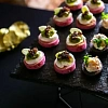 Красный мини татен с крем-чиз и муссом из авокадо и икрой из бальзамика