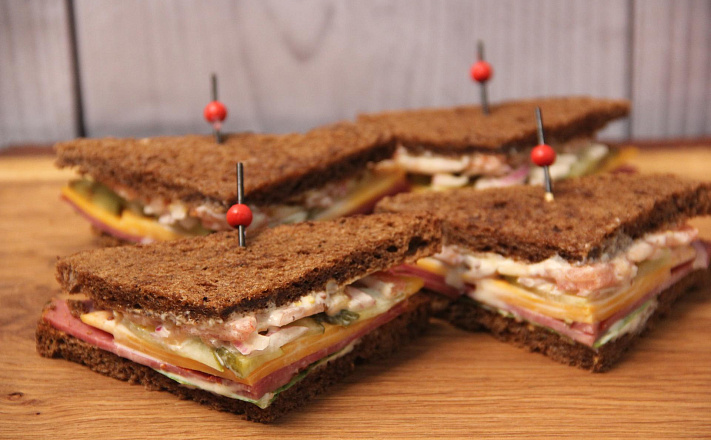 Мини-сэндвичи и сэндвич-роллы : Мини-сэндвич с ростбифом за 206  руб.