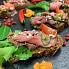 Брускетты с пряным ростбифом и каперсами