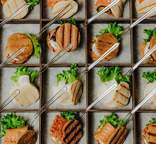 Ассорти птифур 24 штуки (с лососем, угрем, цыпленком и судаком)