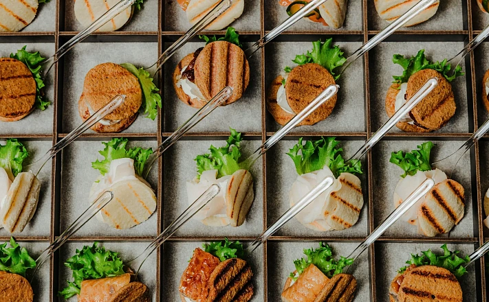 Ассорти птифур 24 штуки (с лососем, угрем, цыпленком и судаком) с доставкой в офис и на дом