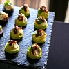 Зеленый татен с хумусом и кусочками цыпленка и луковым мармеладом