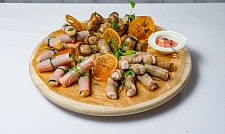 Плато с каннеллони из баклажан, языка и ветчины с доставкой на ваше мероприятие (превью)