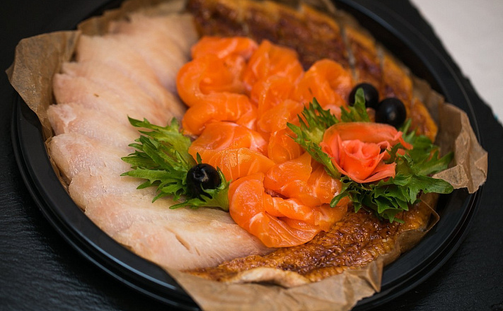 Рыбное плато с лососем слабой соли, соленого клыкача и японского угря. с доставкой на ваше мероприятие