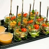 Салат из бэби картофеля с пряной говядиной, хрустящим луком и соусом из маслин