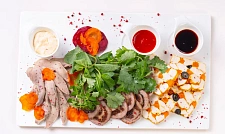 Мясное ассорти: рулет говяжий, мраморная курица, бараньи язычки
