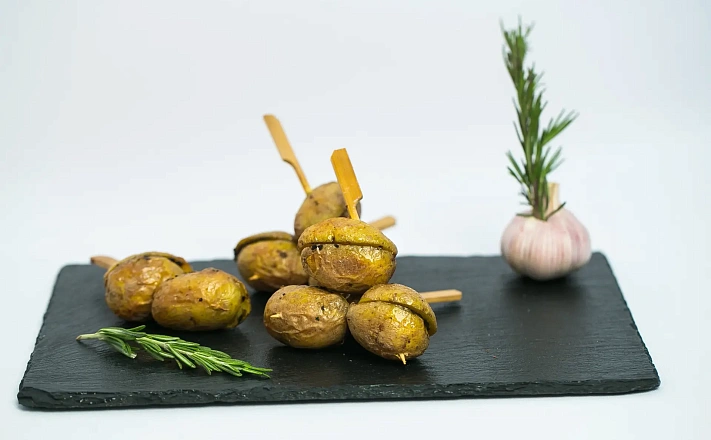 Горячие закуски на шпажках : Шашлычок из бэби-картофеля запеченный с пряными травами