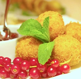 Сырные шарики с клюквенным соусом