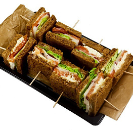 Мини-сэндвичи на тостовом хлебе с подкопченным лососем