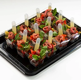 Мини-салат из рваной говядины с брокколи, печеным перцем и соусом Юдзу