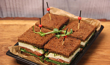 Мини-сэндвич с сыром "Моцарелла" на тостовом хлебе с соусом "Песто" с доставкой в офис и на дом (превью)