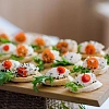 Брускетты со снежным крабом и соусом крем-чиз