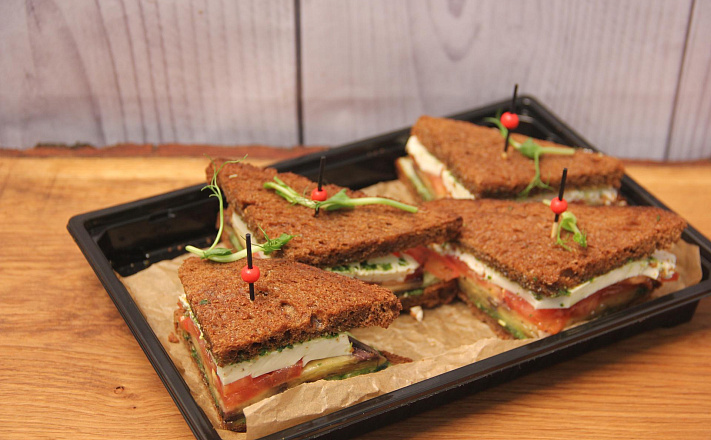 Вегетарианский мини-сэндвич с соусом "Песто" на тостовом хлебе с томатами и листьями салата с доставкой на ваше мероприятие