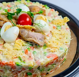 Оливье с перепелкой и авторским  соусом Прованс