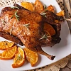 Утка, запеченная целиком, с яблоками и клюквой