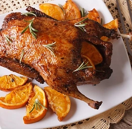 Утка, запеченная целиком, с яблоками и клюквой