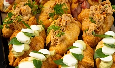 Трио круассанов с артишоками и моцареллой, тунцом и соусом "Спайс", с битыми огурцами и ломтиками говядины (12 шт.) с доставкой на ваше мероприятие (превью)