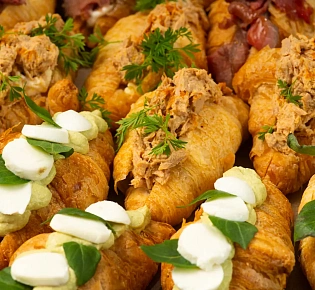 Трио круассанов с артишоками и моцареллой, тунцом и соусом "Спайс", с битыми огурцами и ломтиками говядины (12 шт.)