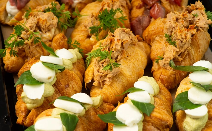 Трио круассанов с артишоками и моцареллой, тунцом и соусом "Спайс", с битыми огурцами и ломтиками говядины (12 шт.) с доставкой на ваше мероприятие