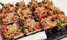 Салат из бэби картофеля с пряной говядиной, хрустящим луком и соусом из маслин с доставкой на ваше мероприятие (превью)
