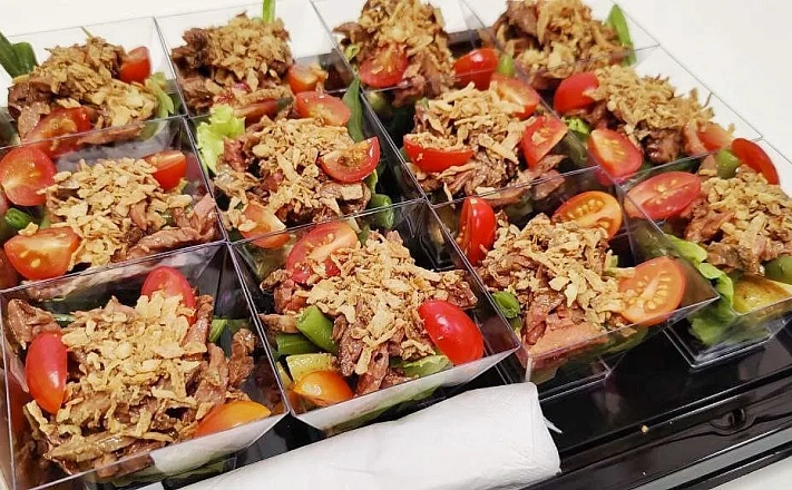 Салат из бэби картофеля с пряной говядиной, хрустящим луком и соусом из маслин с доставкой на ваше мероприятие