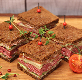 Мини-сэндвичи на тостовом хлебе с салями "Милано" и листьями салата