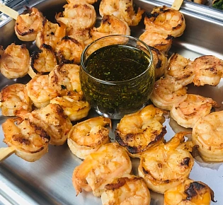 Тигровые креветки на шпажке, приготовленные на гриле.