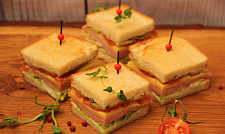 Мини-сэндвич с ветчиной и сыром на тостовом хлебе с доставкой на ваше мероприятие (превью)