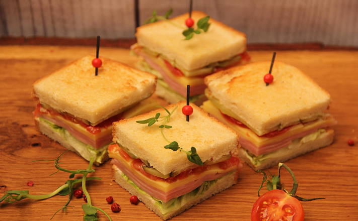 Мини-сэндвич с ветчиной и сыром на тостовом хлебе с доставкой на ваше мероприятие