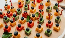 Лесная голубика на разноцветных кубиках сыра