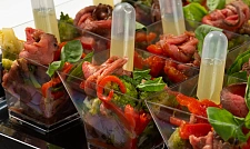 Мини-салат из рваной говядины с брокколи, печеным перцем и соусом Юдзу с доставкой на ваше мероприятие (превью)