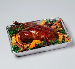 Томлёная утка с яблоками, черникой и сосновым вареньем