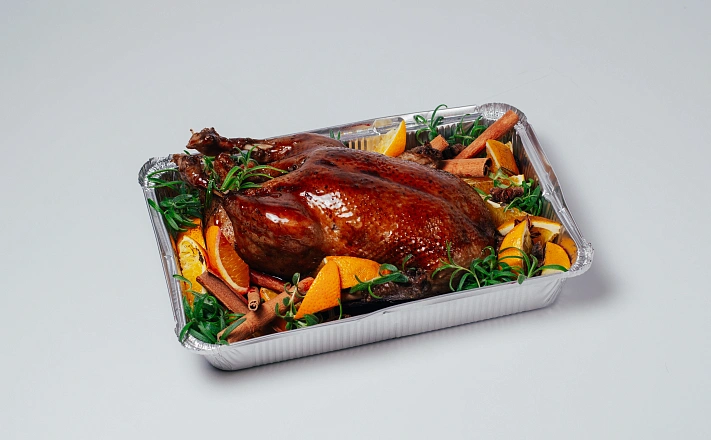 Томлёная утка с яблоками, черникой и сосновым вареньем с доставкой на ваше мероприятие